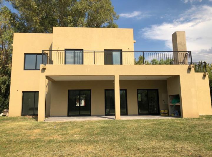 Casa · 180m² · 5 Ambientes · 6 Cocheras