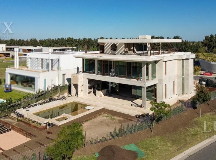 Casa · 700m² · 8 Ambientes · 4 Cocheras