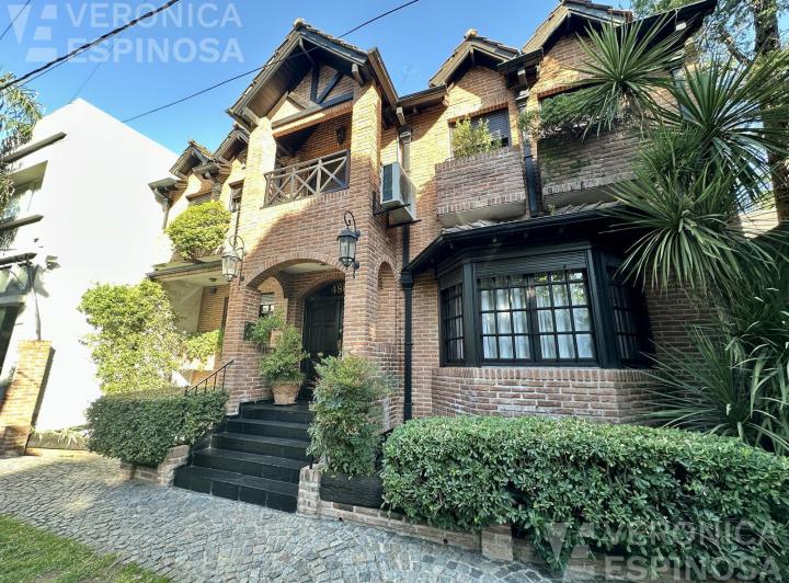 Casa · 300m² · 6 Ambientes · 2 Cocheras