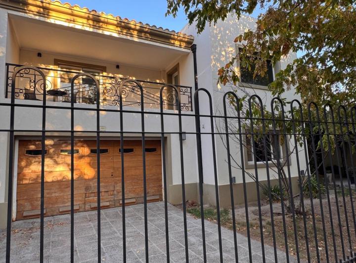 Casa · 301m² · 5 Ambientes · 4 Cocheras