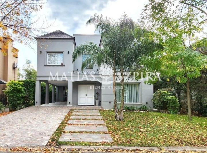 Casa · 228m² · 4 Ambientes · 2 Cocheras