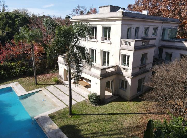 Casa · 987m² · 6 Ambientes · 6 Cocheras
