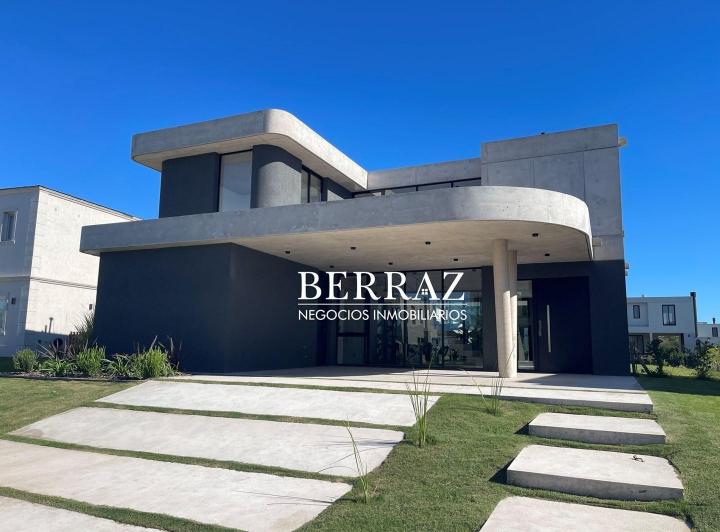 Casa · 245m² · 6 Ambientes · 6 Cocheras