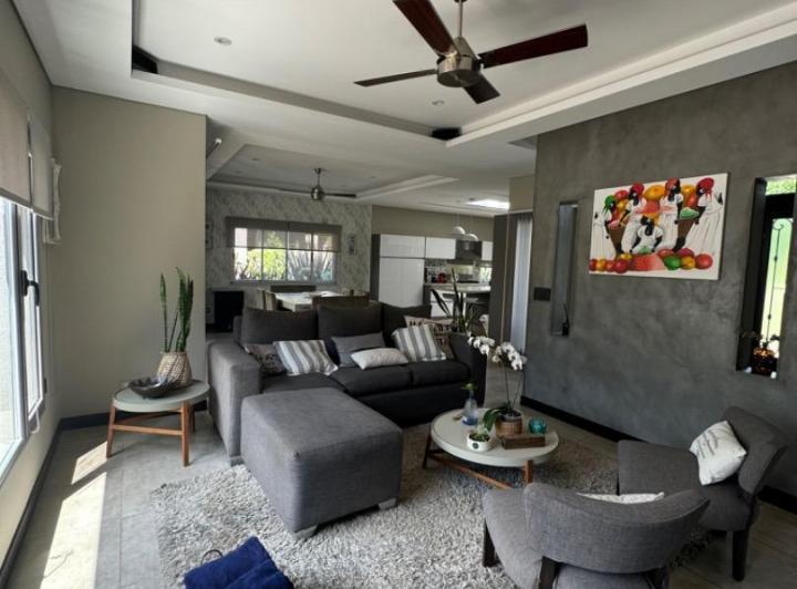 Casa · 260m² · 4 Ambientes · 2 Cocheras