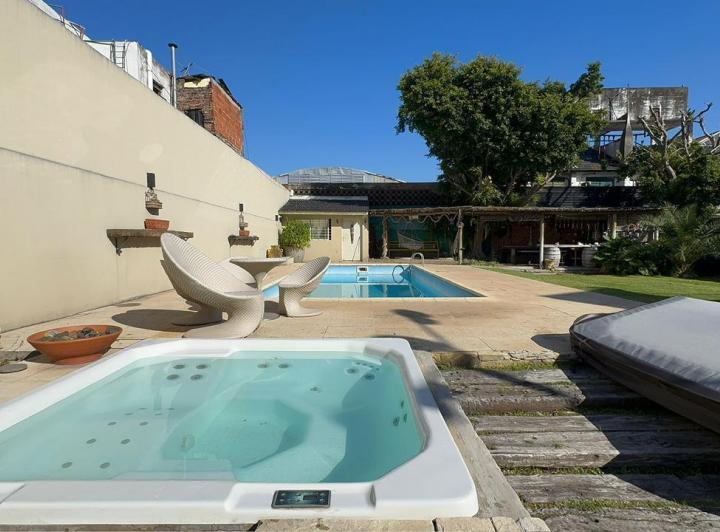 Casa · 320m² · 5 Ambientes · 9 Cocheras