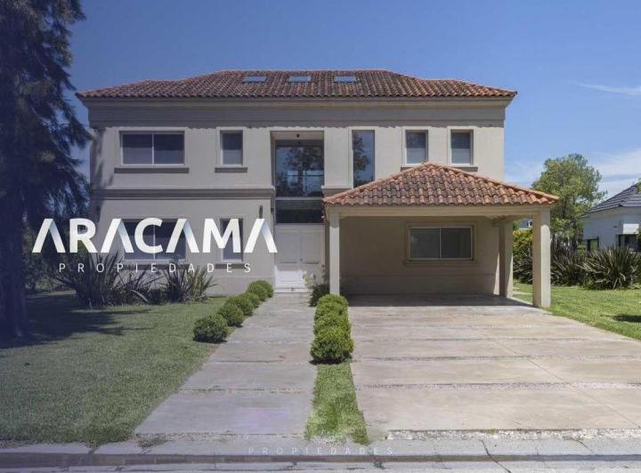 Casa · 251m² · 5 Ambientes · 2 Cocheras