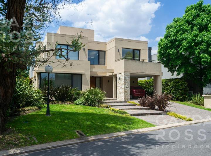 Casa · 320m² · 6 Ambientes · 2 Cocheras