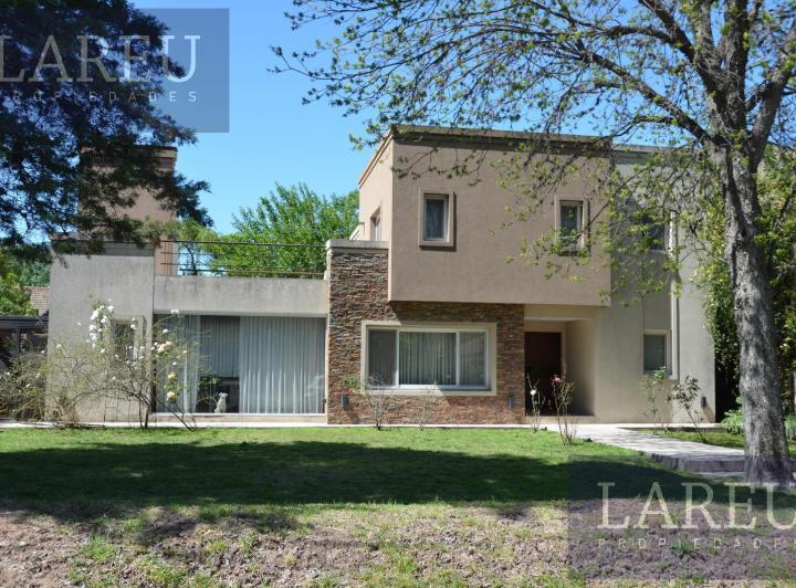 Casa · 265m² · 5 Ambientes · 2 Cocheras