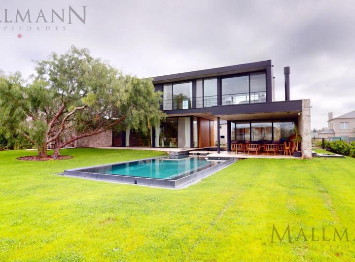 Casa · 280m² · 5 Ambientes · 2 Cocheras