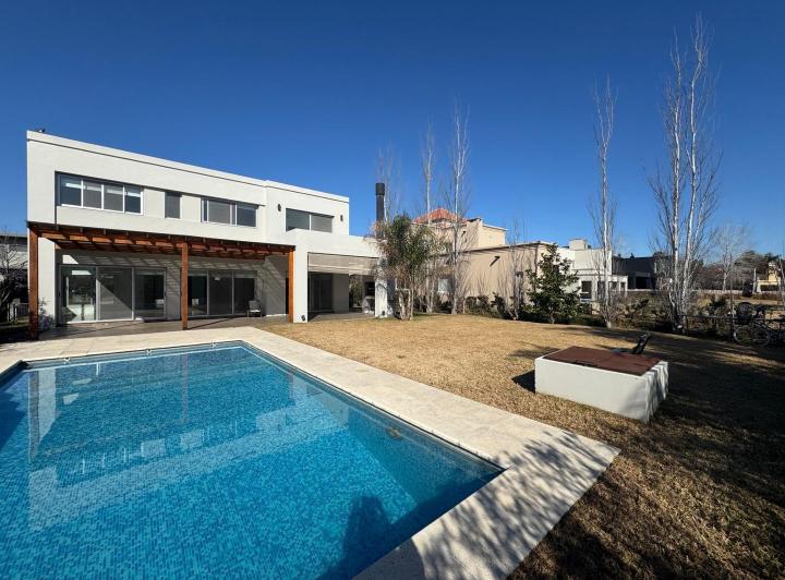 Casa · 290m² · 4 Ambientes · 4 Cocheras