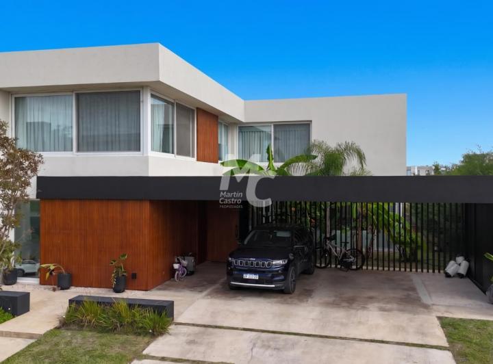 Casa · 250m² · 6 Ambientes · 2 Cocheras