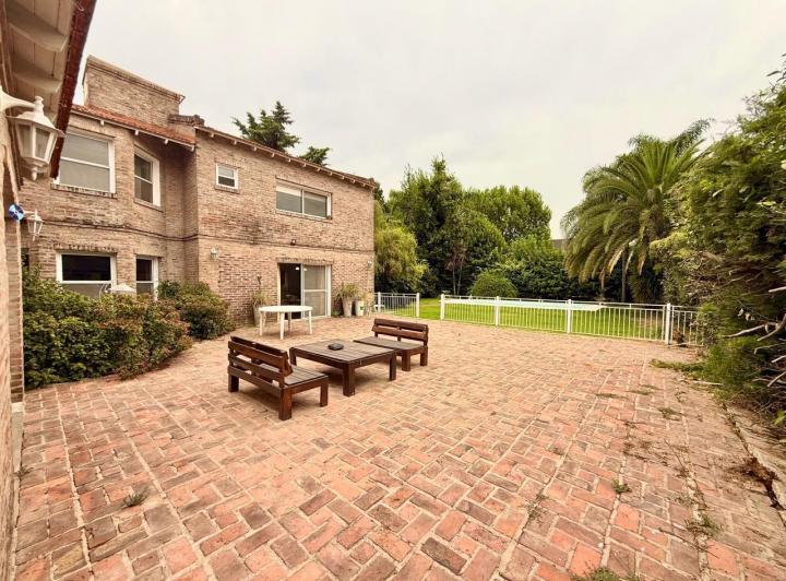 Casa · 320m² · 9 Ambientes · 2 Cocheras