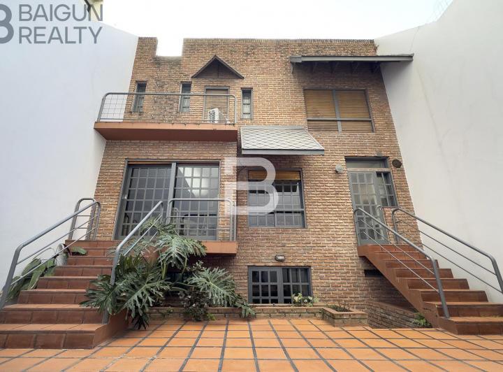 Casa · 227m² · 6 Ambientes · 3 Cocheras