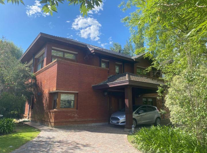 Casa · 350m² · 6 Ambientes · 5 Cocheras