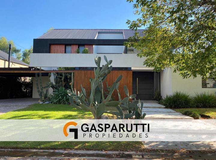 Casa · 350m² · 5 Ambientes · 6 Cocheras