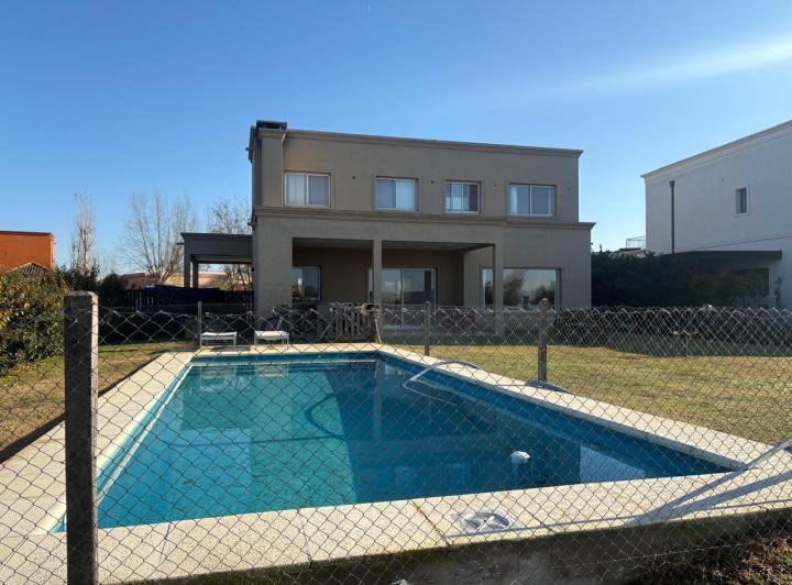 Casa · 200m² · 6 Ambientes · 5 Cocheras