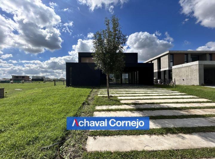 Casa · 261m² · 6 Ambientes · 2 Cocheras