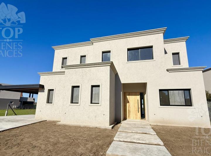 Casa · 240m² · 6 Ambientes · 2 Cocheras