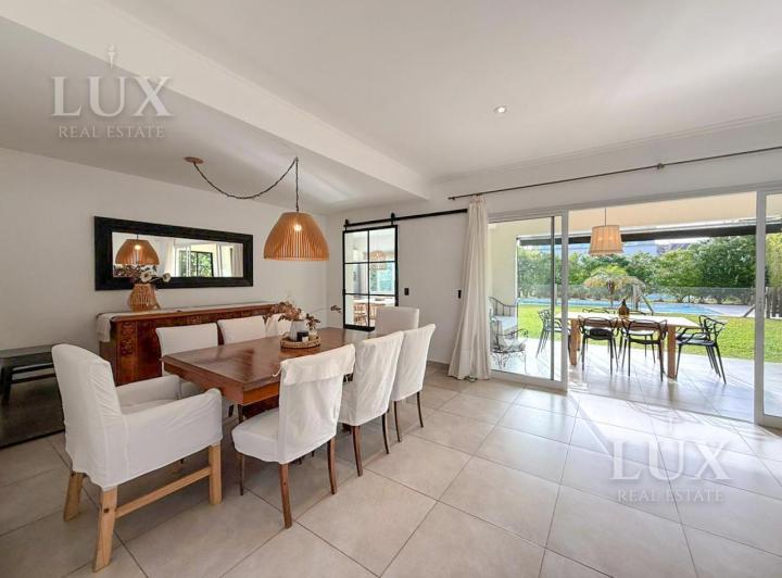 Casa · 240m² · 6 Ambientes · 2 Cocheras