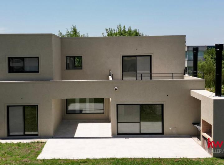 Casa · 216m² · 5 Ambientes · 2 Cocheras
