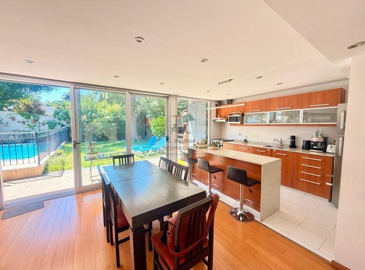 Casa · 160m² · 4 Ambientes · 3 Cocheras