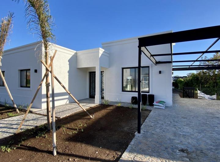 Casa · 210m² · 6 Ambientes · 4 Cocheras