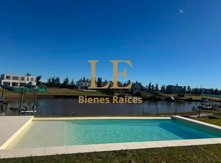 Casa · 350m² · 5 Ambientes · 8 Cocheras