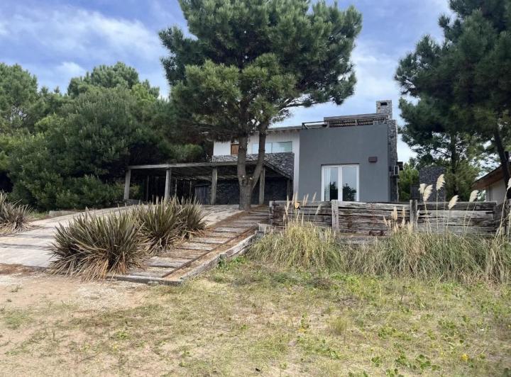 Casa · 234m² · 6 Ambientes · 1 Cochera