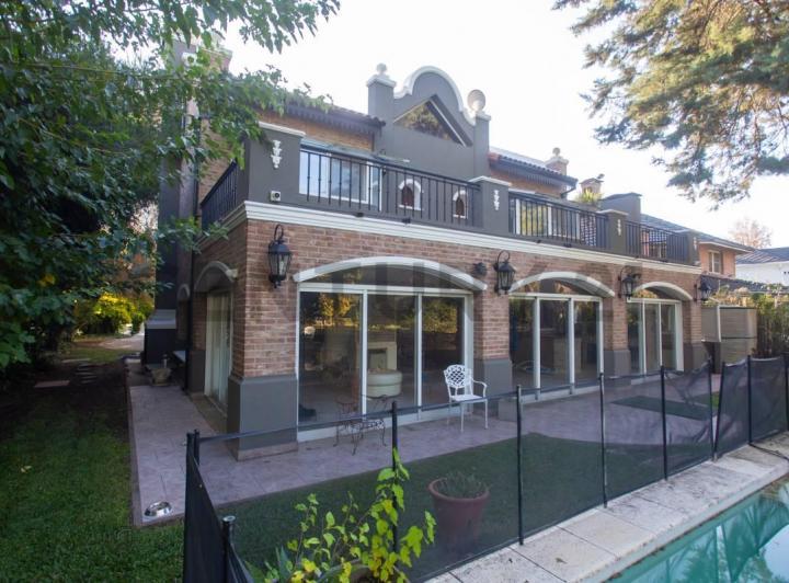Casa · 236m² · 6 Ambientes · 2 Cocheras