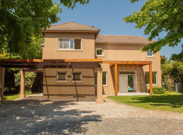 Casa · 235m² · 5 Ambientes · 2 Cocheras