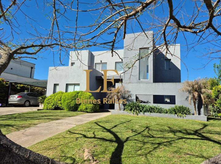 Casa · 220m² · 5 Ambientes · 4 Cocheras