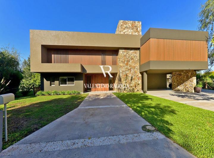 Casa · 466m² · 8 Ambientes · 2 Cocheras
