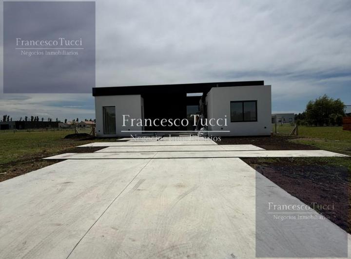 Casa · 140m² · 4 Ambientes · 2 Cocheras