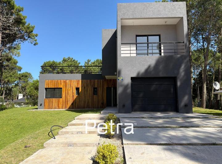 Casa · 200m² · 5 Ambientes · 1 Cochera