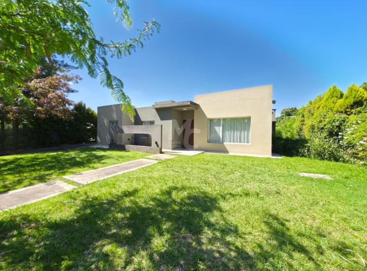 Casa · 210m² · 4 Ambientes · 1 Cochera