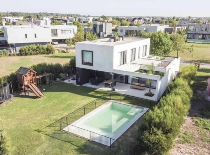 Casa · 228m² · 5 Ambientes · 2 Cocheras
