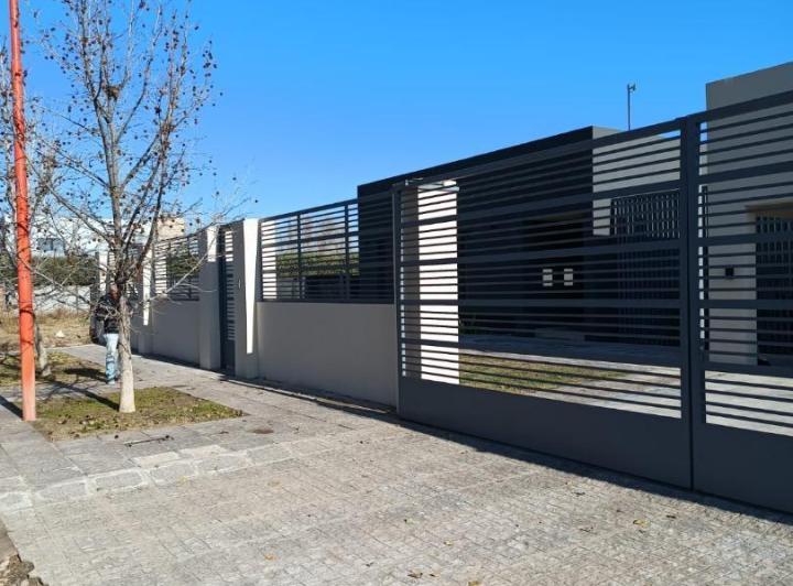Casa · 308m² · 4 Ambientes · 2 Cocheras