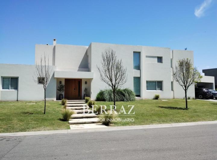 Casa · 330m² · 7 Ambientes · 2 Cocheras