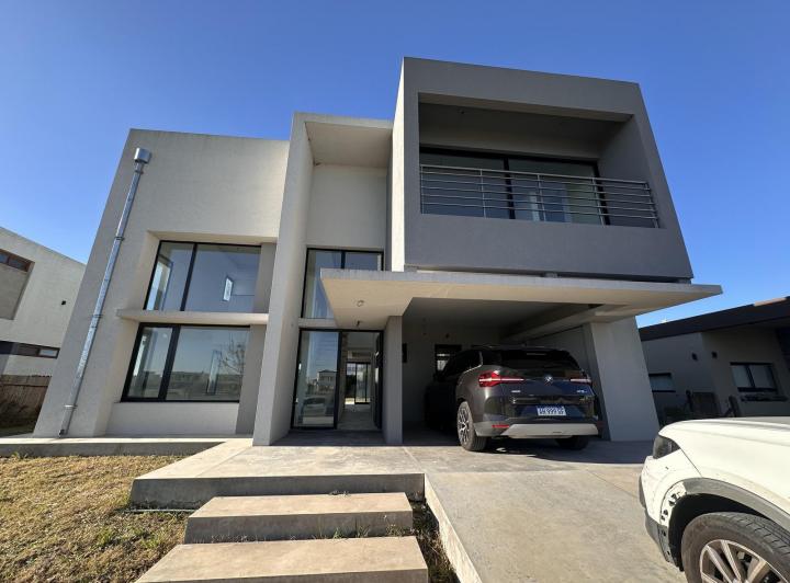Casa · 228m² · 5 Ambientes · 2 Cocheras