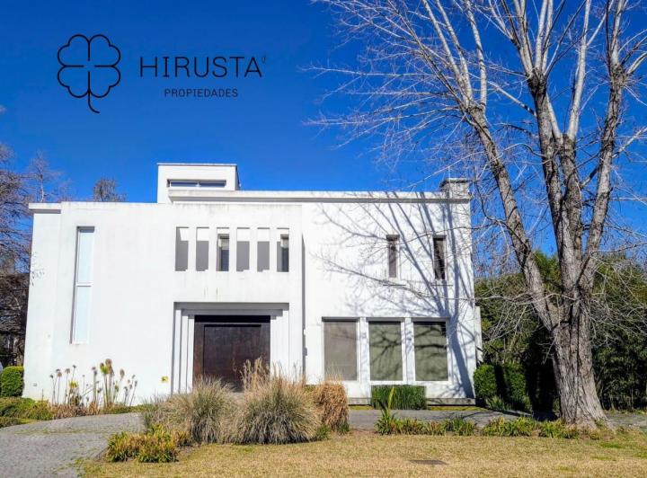 Casa · 440m² · 9 Ambientes · 2 Cocheras