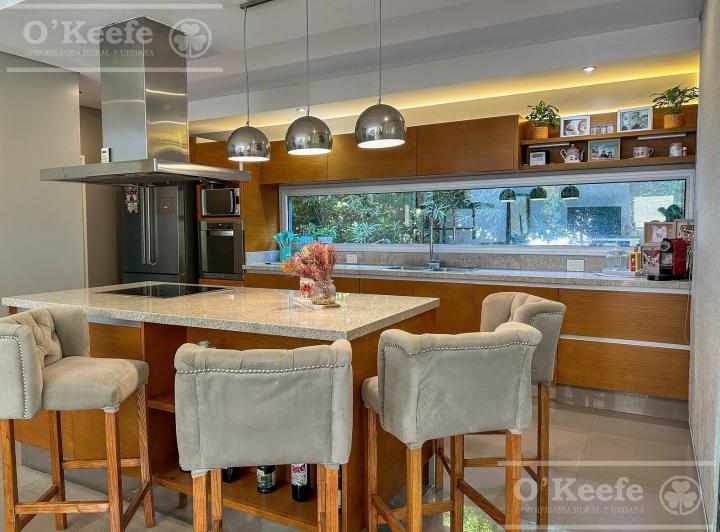 Casa · 405m² · 6 Ambientes · 4 Cocheras