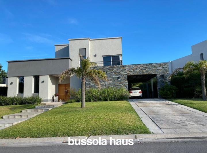Casa · 180m² · 6 Ambientes · 2 Cocheras