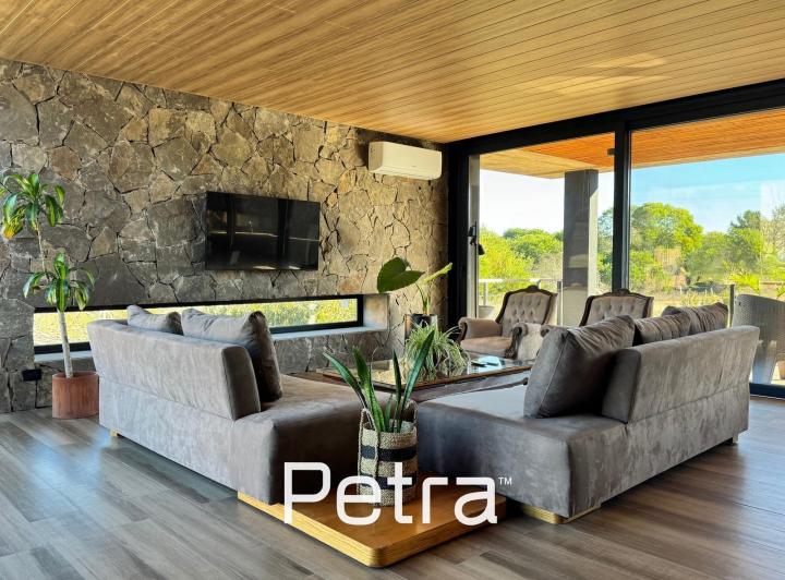 Casa · 235m² · 6 Ambientes · 2 Cocheras