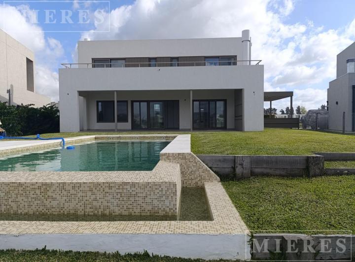 Casa · 216m² · 6 Ambientes · 2 Cocheras
