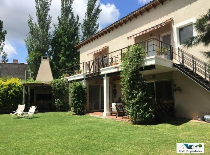 Casa · 182m² · 4 Ambientes · 2 Cocheras