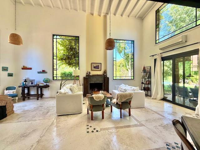 Casa · 200m² · 5 Ambientes · 2 Cocheras