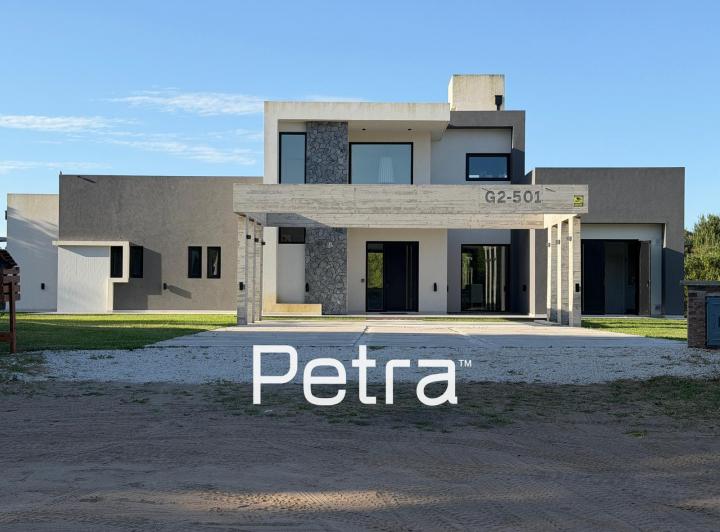 Casa · 306m² · 6 Ambientes · 9 Cocheras