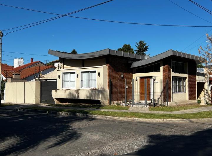 Casa · 160m² · 4 Ambientes · 1 Cochera
