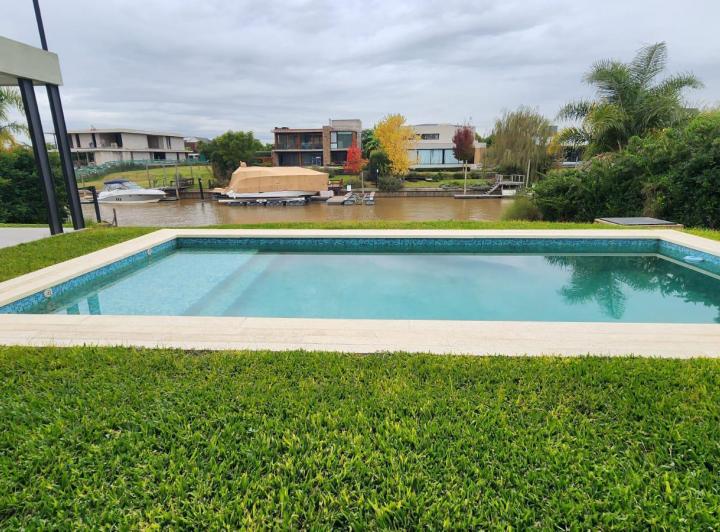 Casa · 303m² · 5 Ambientes · 2 Cocheras