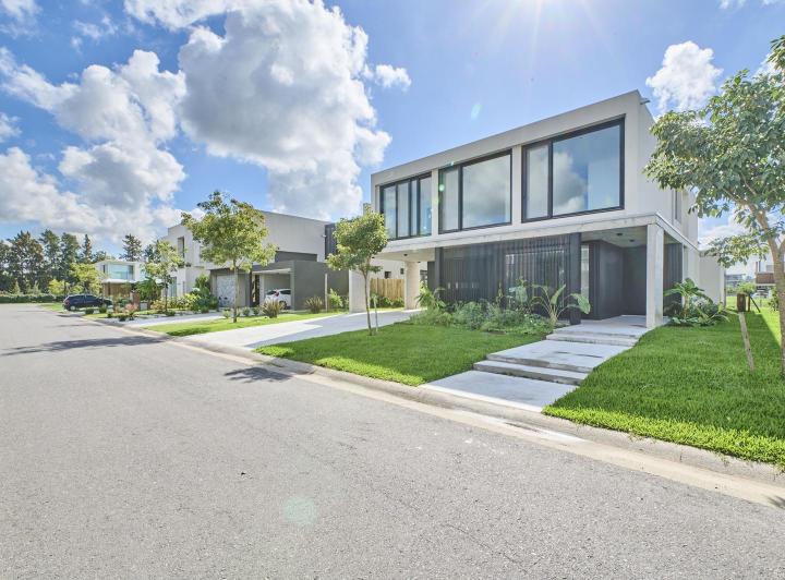 Casa · 332m² · 6 Ambientes · 2 Cocheras